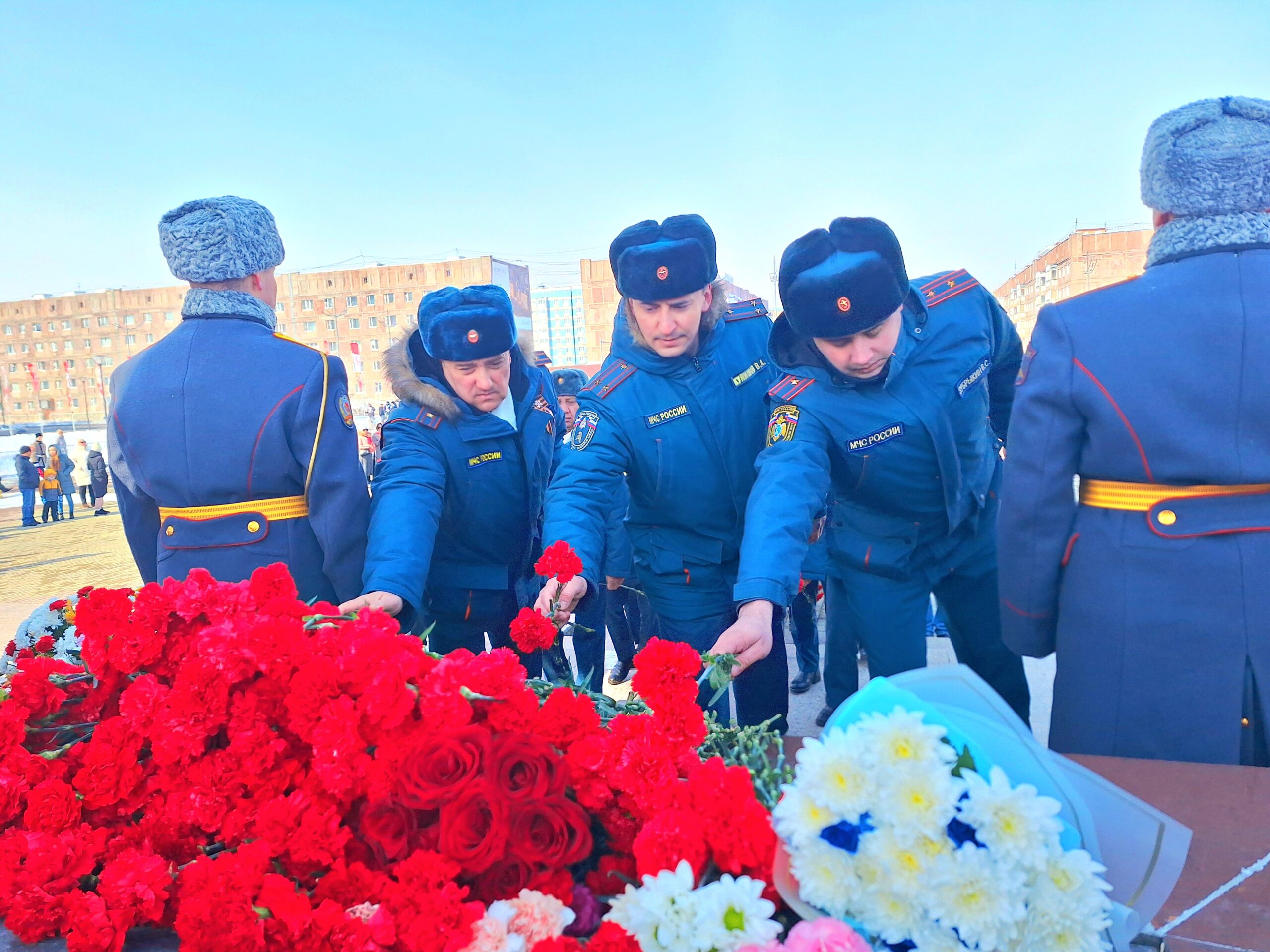 Новоуренгойские спасатели почтили память героев Отчизны у вечного огня -  ФГБУ 